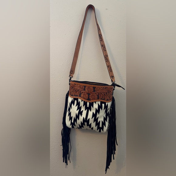 American Darling | Crossbody Hand Tooled Saddle Blanket | Leather Western Purse - Picture 3 of 12